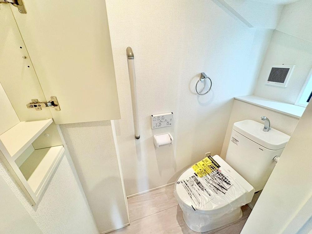 【GRAFARE　ZEH水準仕様】東久留米市弥生のトイレ|トイレスペースが１・２階にございますので、朝の混雑時に家族が分散して使用できます。またゲスト用・家族用と分けることも出来ますね♪