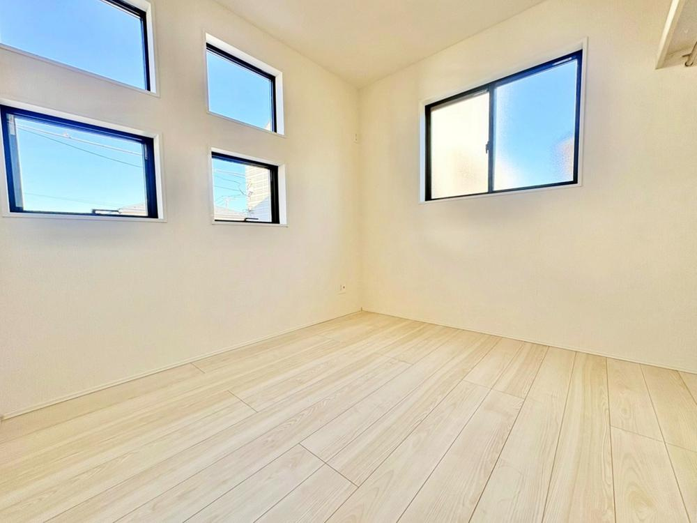 【GRAFARE　ZEH水準仕様】東久留米市弥生の洋室|光が差し込む室内には、穏やかな時間が流れます。休日には、落ち着いた空間で自分の趣味を楽しむのはいかがですか。