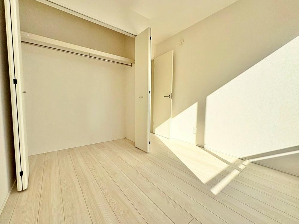 【GRAFARE　ZEH水準仕様】東久留米市弥生の洋室|全居室に収納を完備しておりますので、居室の全空間を有効活用出来ます。自分好みのお部屋で、ゆったりお寛ぎ頂けます。