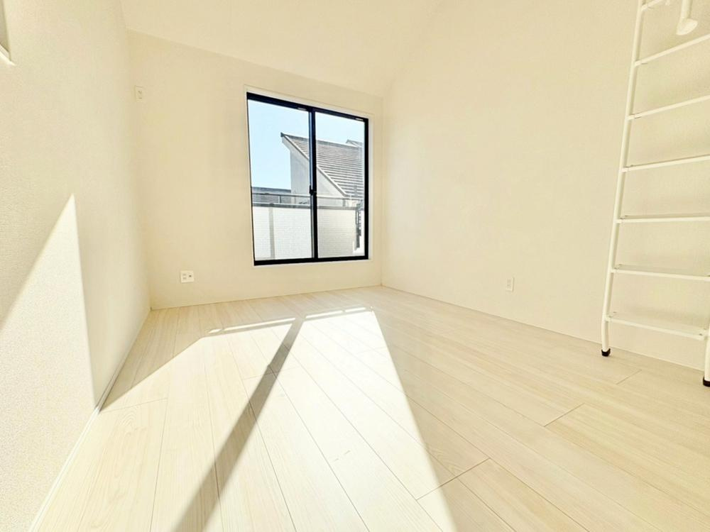 【GRAFARE　ZEH水準仕様】東久留米市弥生の洋室|ロフト付きの居室は空間を立体的に活用でき、収納や趣味スペースとしても便利。遊び心があり、暮らしにワクワクをプラスします。