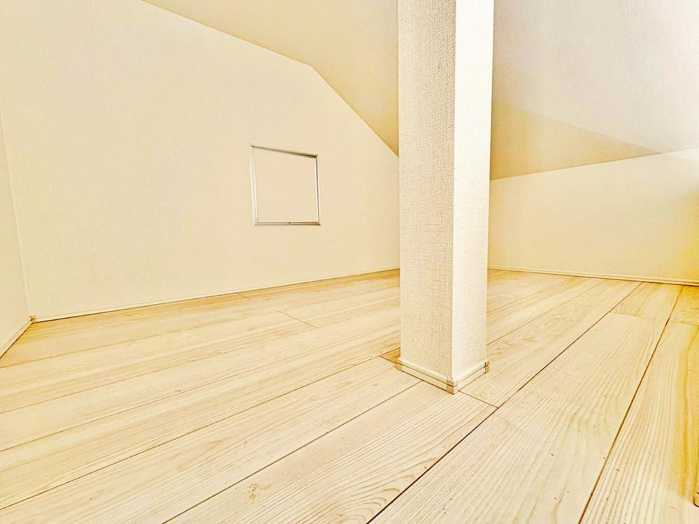 【GRAFARE　ZEH水準仕様】東久留米市弥生の収納|収納力たっぷりのロフトは、家族の強い味方。シーズンオフのお洋服や靴、キャンプ用品やスポーツ用品など、かさばるけど、大切なものもしっかり片づけられます♪