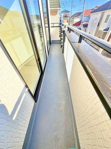 【GRAFARE　ZEH水準仕様】東久留米市弥生のバルコニー|バルコニーは、洗濯物や布団を干すだけでなく、暖かな陽射しや爽やかな風を存分に取り込み、お部屋に解放感をもたらします