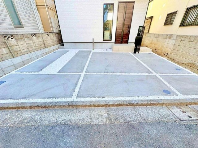 【GRAFARE　ZEH水準仕様】東久留米市弥生の駐車場|嬉しいコンクリート仕上げのカースペース。雨の日も足元を気にせず外出できます。ご家族の駐輪場としてもお使いいただけます。