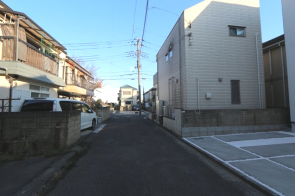 【GRAFARE　ZEH水準仕様】東久留米市弥生の外観|並列２台駐車可能なカースペース（車種によります）。セカンドカー用として、自転車置き場や物置場として、お子様の遊ぶスペースとして、ゆとりある敷地だからこそ可能な多用途にご利用いただけます。