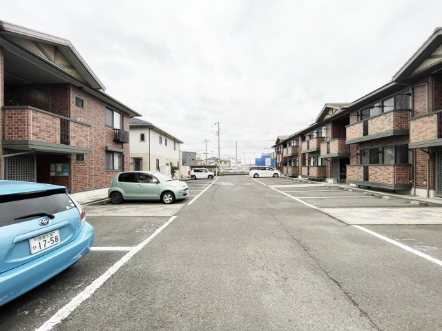 Ｓｔｒｅａｍ　Ｖｉｌｌａｇｅ　C棟の駐車場