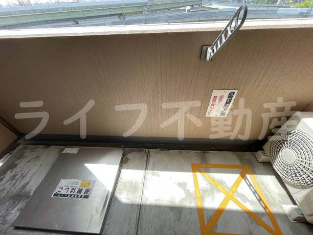 プロミネンスのバルコニー|外からの目が気にならないバルコニーで洗濯物が干せます