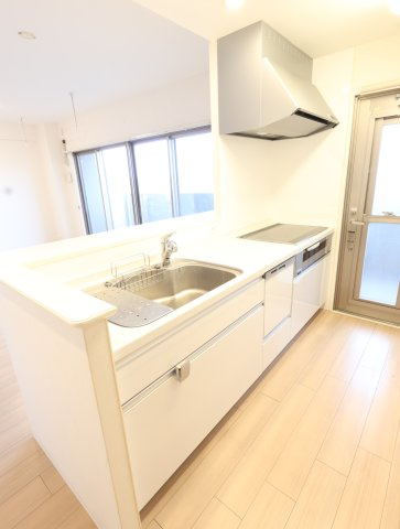 アルファスマート米原のキッチン|安心のIHクッキングヒーター！
カウンターキッチンなので、リビングにいるご家族と会話をしながらお料理を楽しめます！