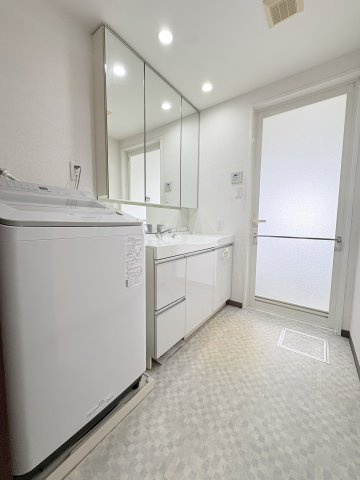 ユーハウス高蔵寺　春日井市気噴町五丁目の洗面所|幅広い脱衣所は余裕をもったスペースがあります。洗面所には嬉しい大型の3面ミラー設置。