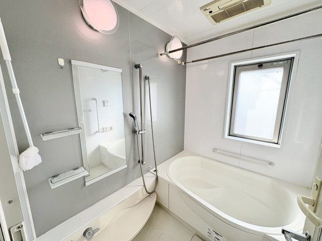 ユーハウス高蔵寺　春日井市気噴町五丁目の浴室|角部屋のため、浴室にも窓付きで明るく通気性にも優れています。