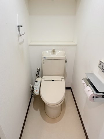 ユーハウス高蔵寺　春日井市気噴町五丁目のトイレ|温水シャワー付き、便座暖房、洗浄、脱臭機能付き。