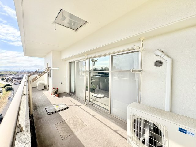 ユーハウス高蔵寺　春日井市気噴町五丁目のバルコニー|南側はワイドバルコニーで洗濯物を干すスペースも広々取れます。防水コンセント有り。