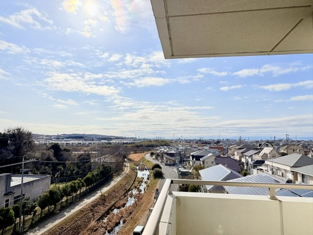 ユーハウス高蔵寺　春日井市気噴町五丁目の展望|上層階角部屋ならではの眺望。南側+西側のダイナミックな眺望はこの部屋ならではのおすすめポイントです。