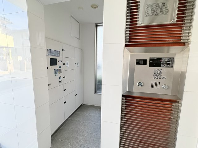 ユーハウス高蔵寺　春日井市気噴町五丁目の設備|集合インターホンのすぐ隣に郵便受け設置。