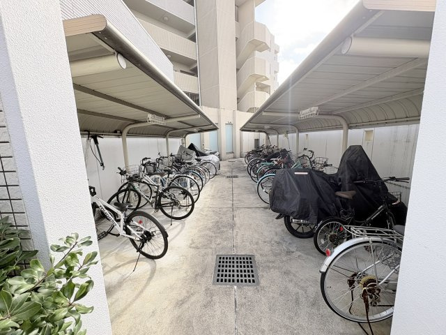 ユーハウス高蔵寺　春日井市気噴町五丁目の駐輪場|エントランス脇に駐輪スペースも完備。