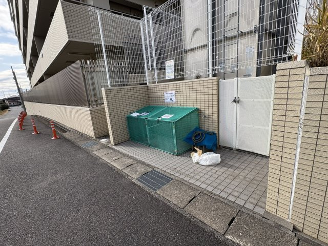 ユーハウス高蔵寺　春日井市気噴町五丁目のその他|敷地南側には専用のごみ捨て場があります。