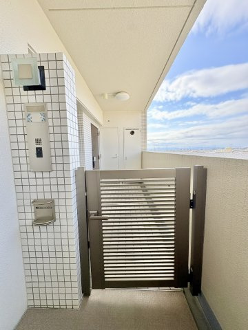 ユーハウス高蔵寺　春日井市気噴町五丁目の玄関|門扉付きのアルコープ設置。プライバシーを尊重し、戸建て感覚を演出。トランクルーム完備。