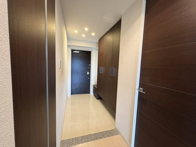 ユーハウス高蔵寺　春日井市気噴町五丁目の玄関|ガラスブロックを組み込んだ明るい玄関。玄関ベンチが設けられており荷物を置けたり、腰かけられたり重宝します。