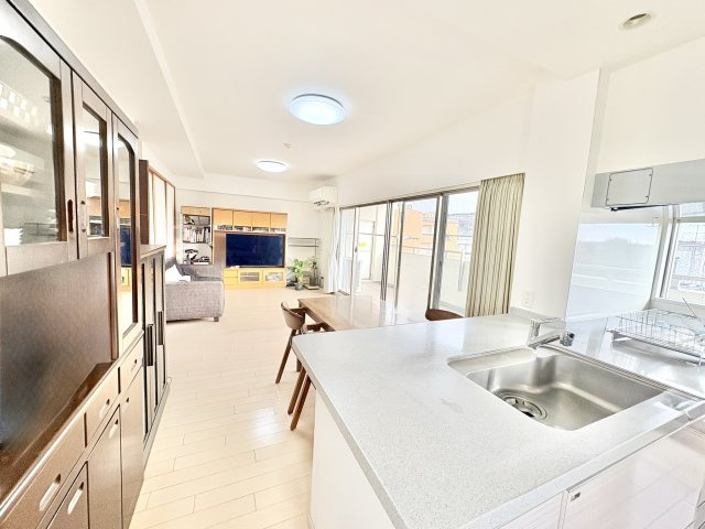 ユーハウス高蔵寺　春日井市気噴町五丁目の居間・リビング|18.8帖のLDKは南面の間口が広く開放的です。明るいリビングです。