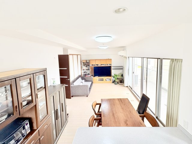 ユーハウス高蔵寺　春日井市気噴町五丁目の居間・リビング|LDKには標準装備のガス温水床暖房。空気も汚さず埃も立ちにくくお子様や高齢者にも安心です。