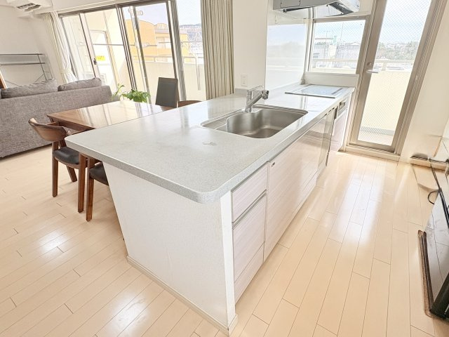 ユーハウス高蔵寺　春日井市気噴町五丁目のキッチン|広い人工大理石トップカウンターを採用したオープンキッチン。解放感いっぱいで直接バルコニーにも出られます。
