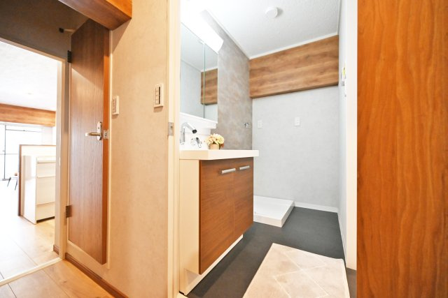 ハイム北野の独立洗面台|洗面台も新調済み。スキンケア化粧品のような小物も鏡裏の収納スペースにきれいに納めておけるので洗面台周りがごちゃごちゃしなくて嬉しいですね。