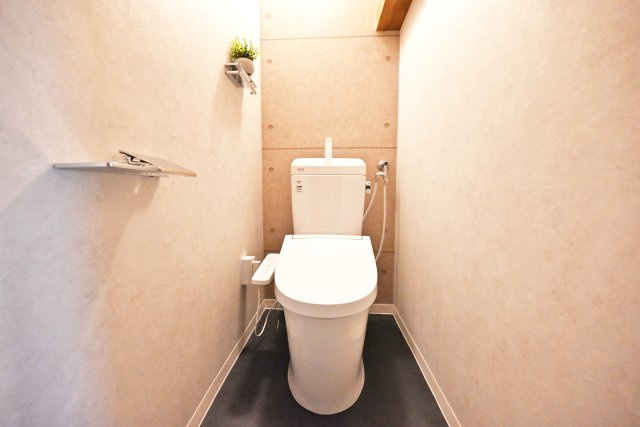 ハイム北野のトイレ|寒い日でも快適に利用できるのが温水洗浄便座のいいところです。汚れが特に気になる場所なので、やっぱり新調済みなのがいいですね。