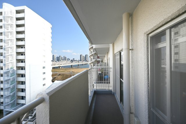 ハイム北野のバルコニー|バルコニーから梅田の街々が見られます。日中の眺望もいいですが、夜になると夜景を楽しむこともできるのがかなりのポイントです。