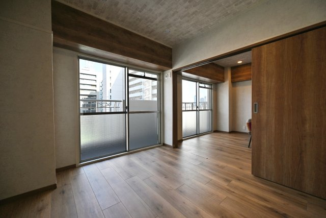 ハイム北野の洋室|リビングに隣接する洋室約5.2帖。大勢のお客様が来られた際もリビングとの仕切り戸を全開にすることによって空間を有効に利用することができます。