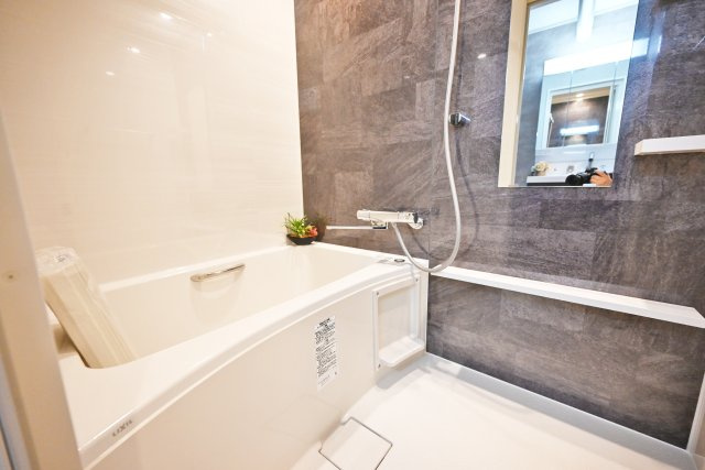 ハイム北野の浴室|お風呂も当然新調済みです。一日の疲れをゆっくりと癒してくれるバスタイムはピカピカの浴室からスタートします。
