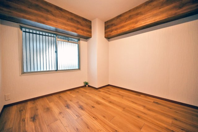 ハイム北野の洋室|玄関横の洋室約5.2帖。この部屋も他の部屋同様に落ち着いた色合いの床材や建具を使用しているのでどこか高級感も感じます。