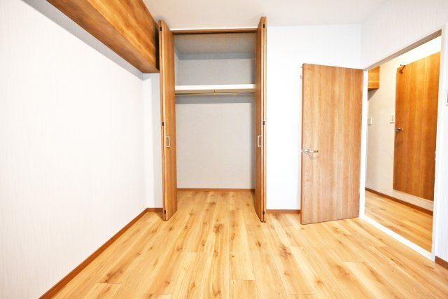 ハイム北野の洋室|洋室約5.2帖。枕棚付のクローゼットもあるのでコートのような丈の長いものから様々なサイズの荷物までスッポリと収納できます。
売主コメント