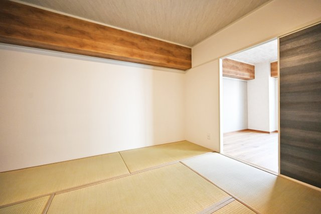 ハイム北野の和室|やっぱり和室があるだけでホッとします。キッチンのすぐ隣にあるので、家事の合間に休憩したり、お子様をお昼寝させたり何かと便利です。