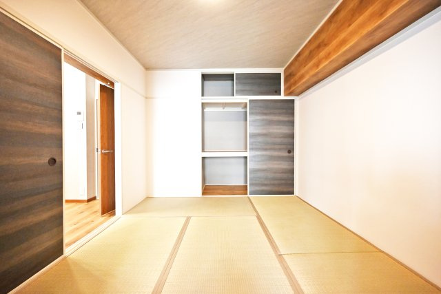 ハイム北野の和室|和室には押し入れもあります。クローゼットに比べて奥行があるのでお布団をはじめとする大きなものを収納したりするのに便利です。