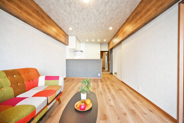 ハイム北野の居間・リビング|リビング側からキッチンに向かって撮影した写真です。ソファやテーブル等の家具を設置した後のイメージがつきやすい形のリビングがいいですね。