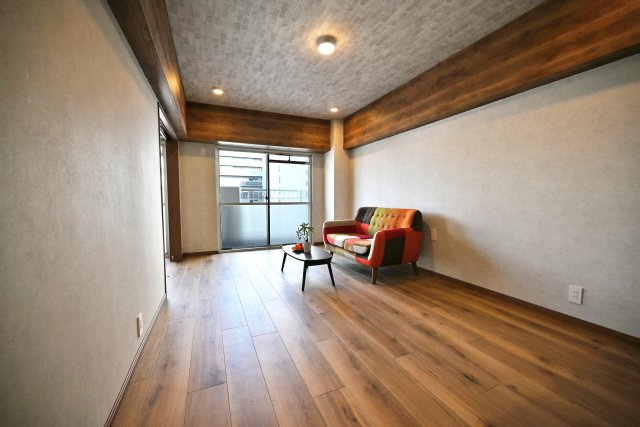 ハイム北野の居間・リビング|リビング側に大きく開いた窓から差し込む明るい陽射しに包み込まれるような空間です。家族みんなの笑顔が浮かんできますね。