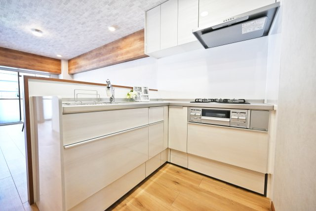 ハイム北野のキッチン|最小限の移動で効率よく動けるのがL字型キッチンのいいところです。リビングに向かってオープンになっている点も◎