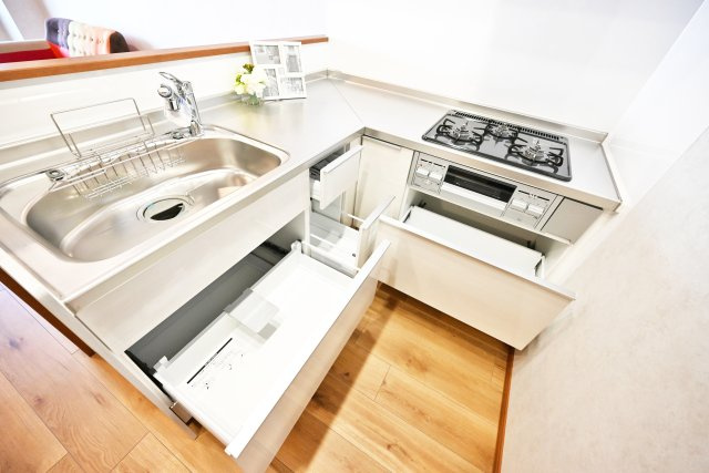 ハイム北野のキッチン|お鍋やフライパンのような大きなものから、調味料のような小物までキッチン周りは大小様々なものを使います。そういったものをスッキリと収納できるスペースがあるのは嬉しいです。