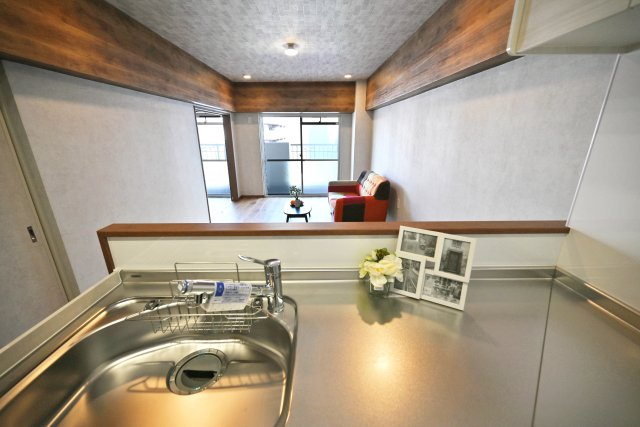 ハイム北野のキッチン|キッチンからリビング全体を見渡すことができるので、小さなお子様がいらっしゃるご家庭でも目を離すことなくお料理できるのは本当に安心です。