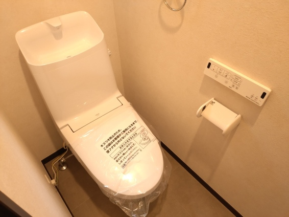 西宮市苦楽園四番町　中古戸建のトイレ