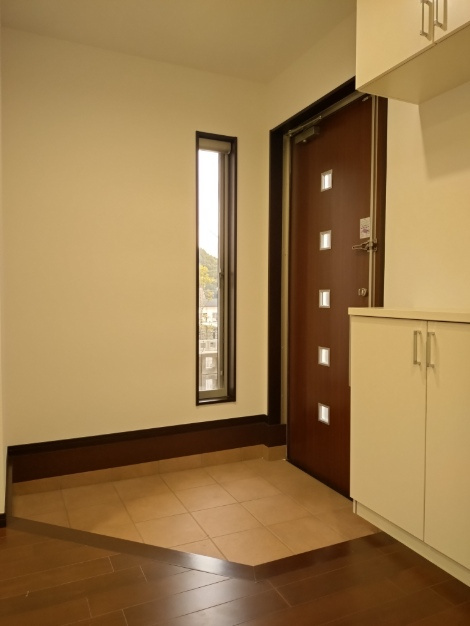 西宮市苦楽園四番町　中古戸建の玄関