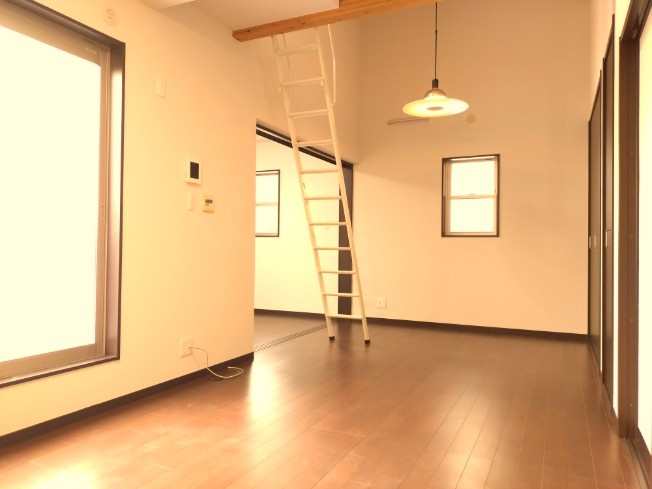 西宮市苦楽園四番町　中古戸建の居間・リビング