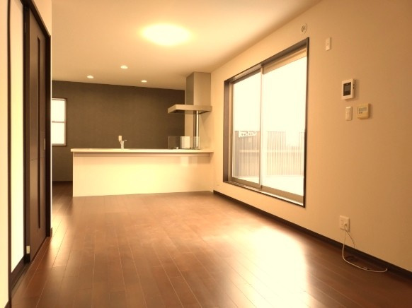 西宮市苦楽園四番町　中古戸建の居間・リビング