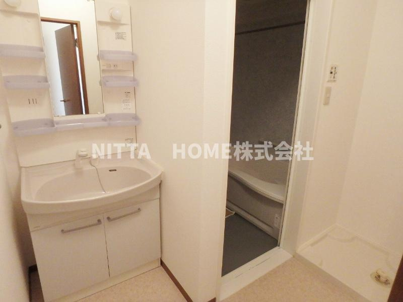 コンフォートテラス　Ａ棟の洗面所|シャワー付きの洗面台朝の準備も楽々です☆彡