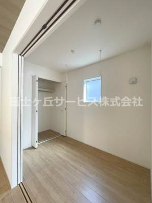 【洋室】 | 掛川市横須賀 新築一戸建て 1号棟 | 明るい洋室です