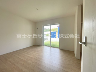 【寝室】 | 掛川市横須賀 新築一戸建て 1号棟 | 広くて明るい寝室