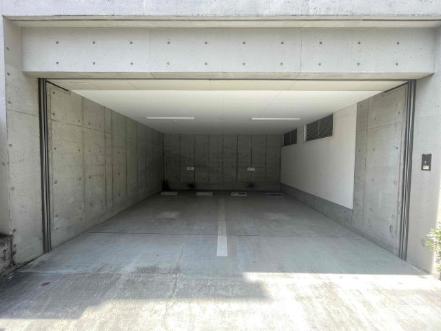 ガーデン都立大の駐車場