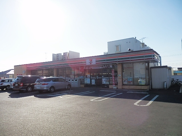 セブンイレブン 徒歩9分。コンビニ 650m