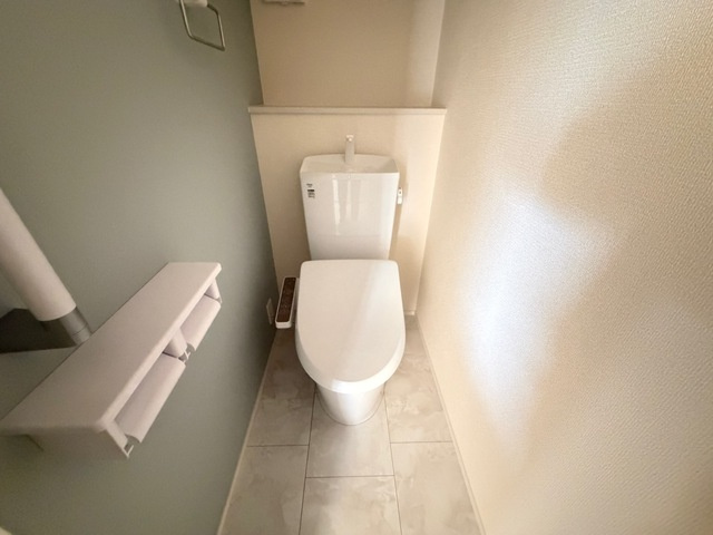 仲介手数料無料）岩倉市第１宮前町１号棟のトイレ|落ち着いた色調のトイレです