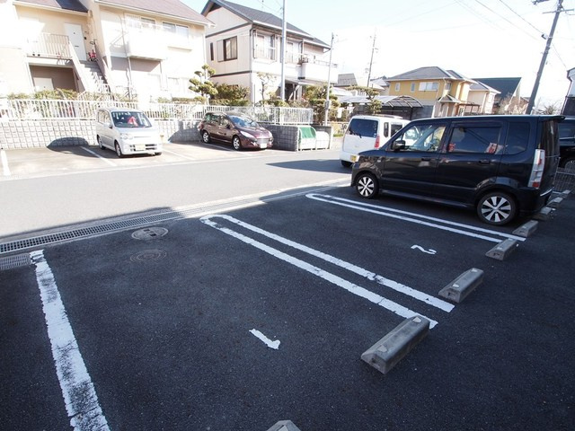 フォーシーズンの駐車場