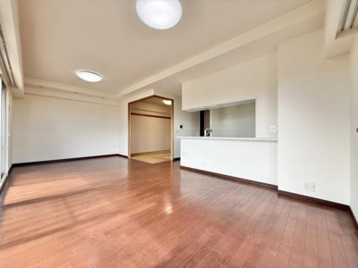 【居間・リビング】 | 堺・泉北光明池城山公園シンシア | 南東向きに大きく開いた窓からは、明るい陽射しが射し込みます。
爽やかな風が吹き抜ける心地良いリビングには、自然と家族が集まります。